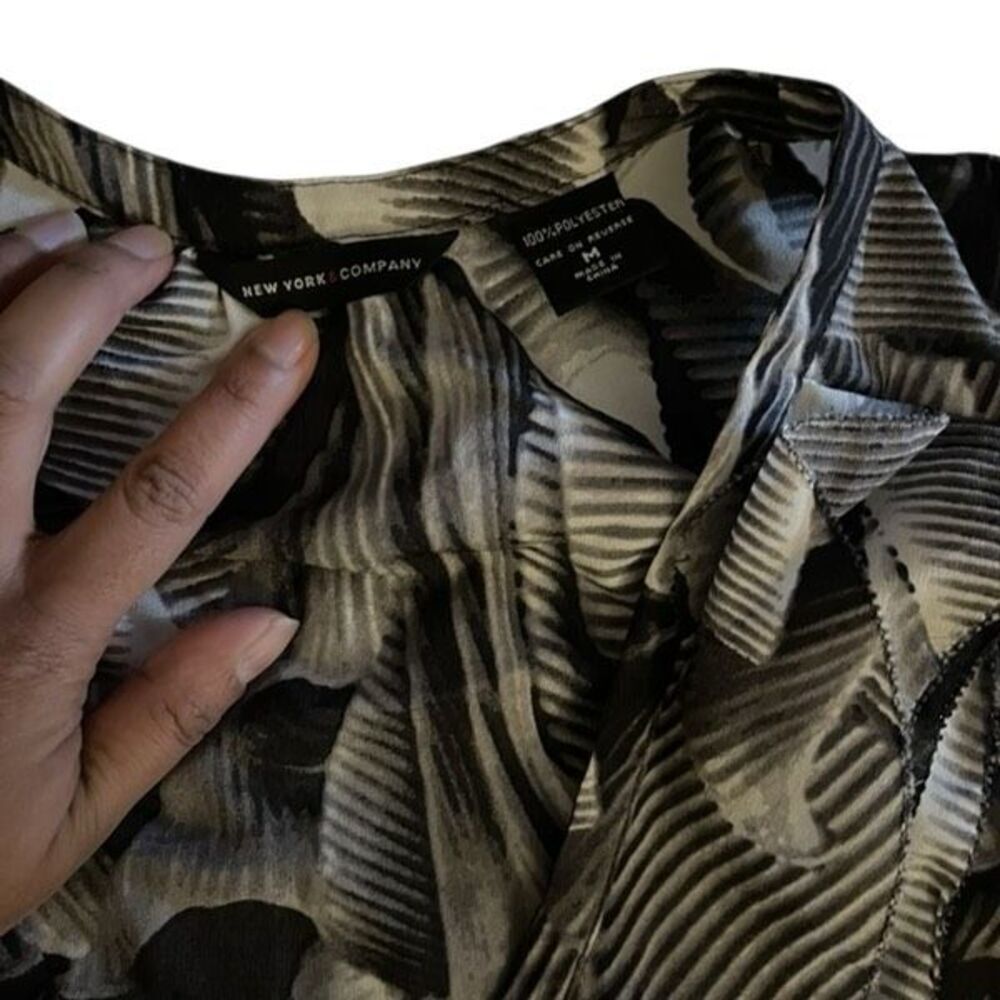 NEW YORK & COMPANY ABSTRACT SLEEVELESS TANK TOP - Picture 3 of 4